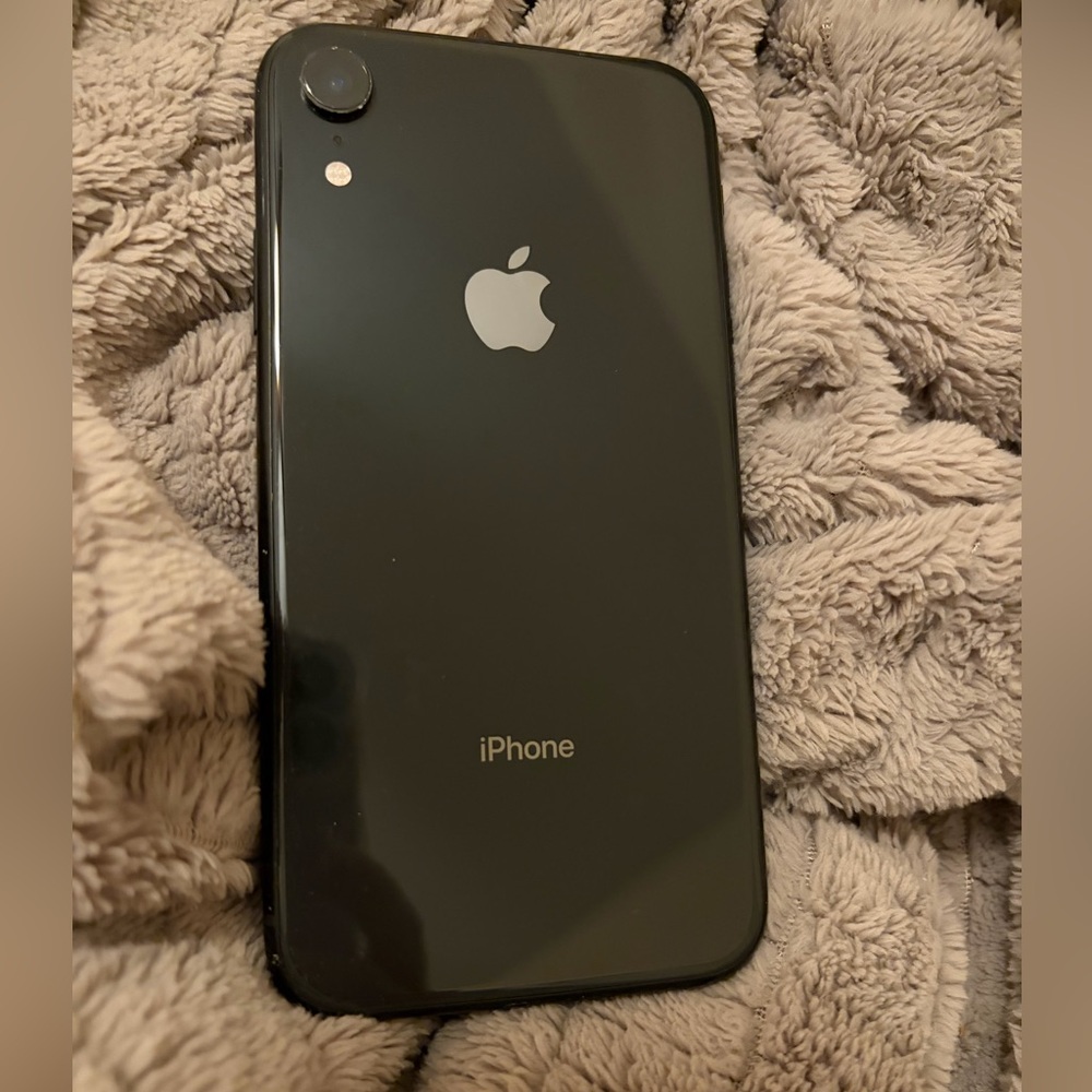 iPhone XR - black 128gb - Picture 2 of 3